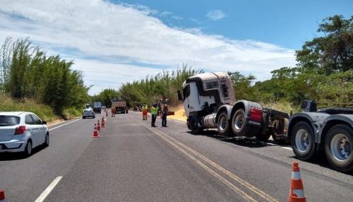 Carga de milho fica espalhada na Rodovia Homero Severo Lins após tombamento de caminhão