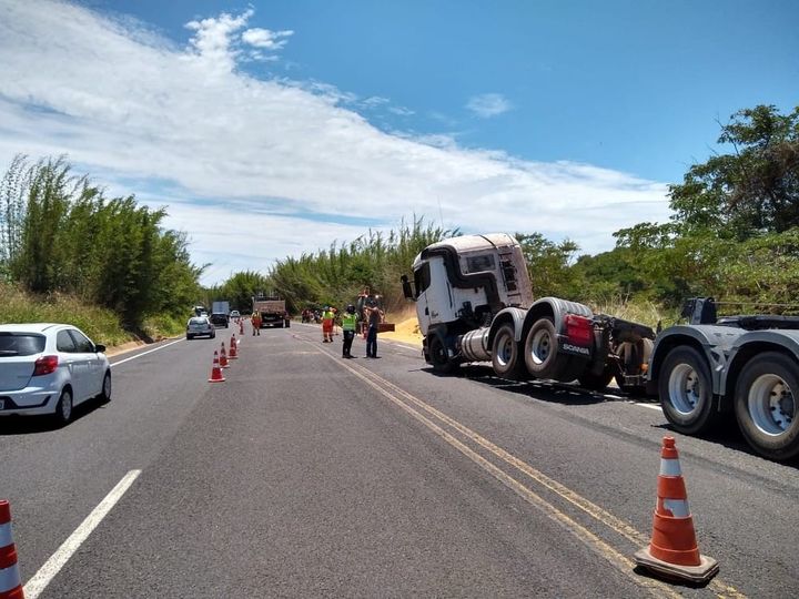 Carga de milho fica espalhada na Rodovia Homero Severo Lins após tombamento de caminhão