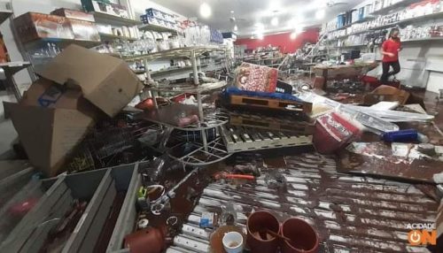 Chuva com granizo causa alagamentos e arrasta veículos no centro de São Carlos