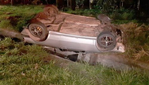 Passageiro é conduzido para atendimento médico após acidente na SP-294