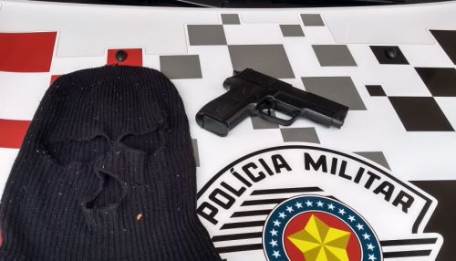 Após denúncia, Polícia Militar apreende simulacro de arma de fogo e toca ninja