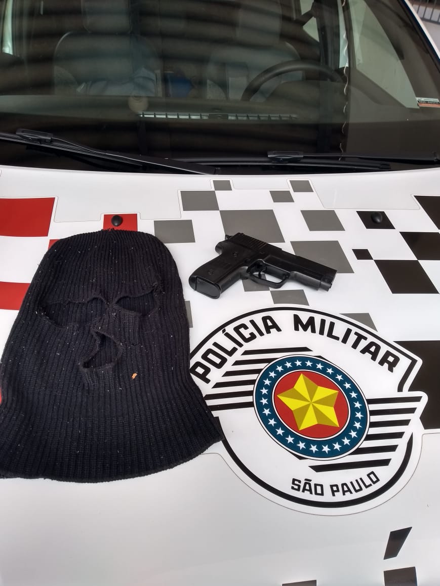 Após denúncia, Polícia Militar apreende simulacro de arma de fogo e toca ninja