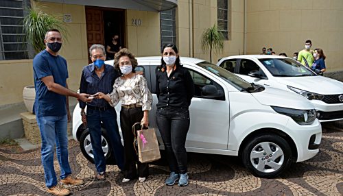 Carros sorteados pela Paróquia Santo Antônio são entregues às ganhadoras