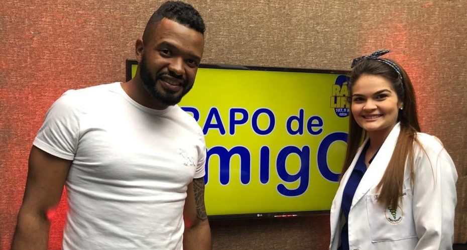 Anderson Pereira conversa com a fisioterapeuta Thamyres Pais no 