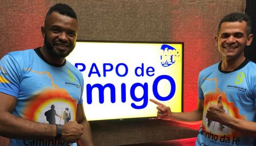 Anderson Pereira conversa com mais um participante do 