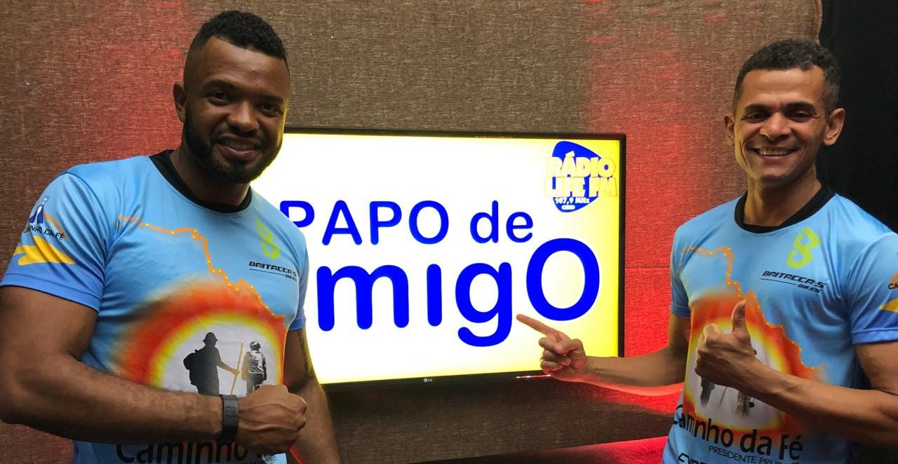 Anderson Pereira conversa com mais um participante do 