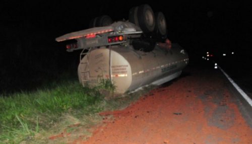 Carreta carregada com óleo vegetal tomba na SP-425, em Rinópolis
