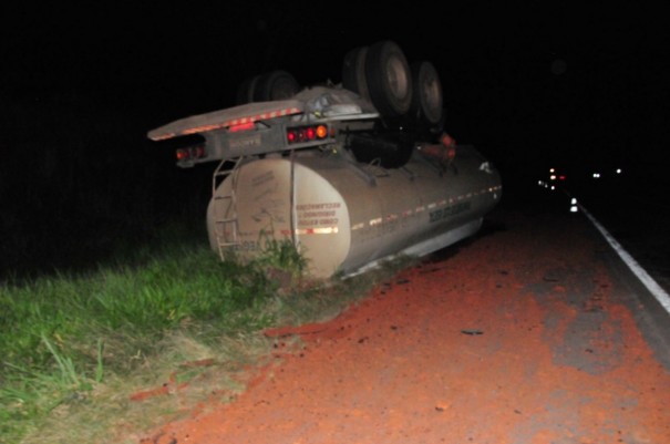 Carreta carregada com óleo vegetal tomba na SP-425, em Rinópolis