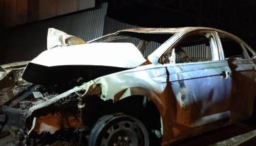 Após acidente, veículo é destruído por incêndio