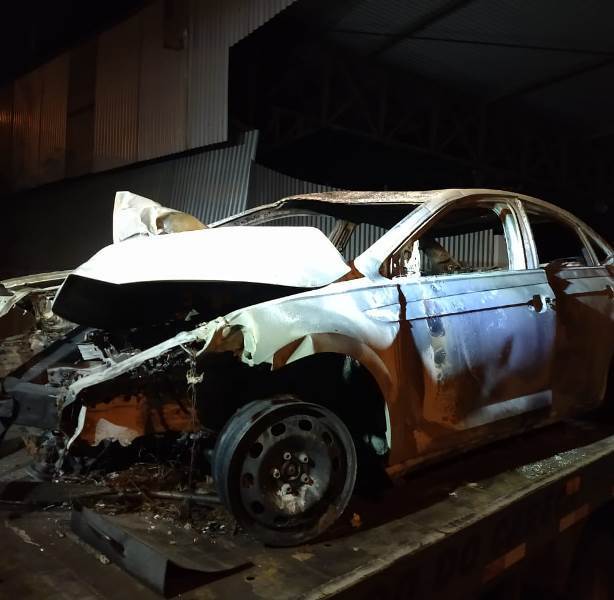Após acidente, veículo é destruído por incêndio
