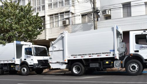 Prefeitura de Adamantina adquire dois caminhões destinados a coleta de lixo