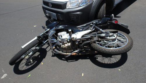 Colisão deixa motociclista ferido em cruzamento na Vila Barros, em Dracena