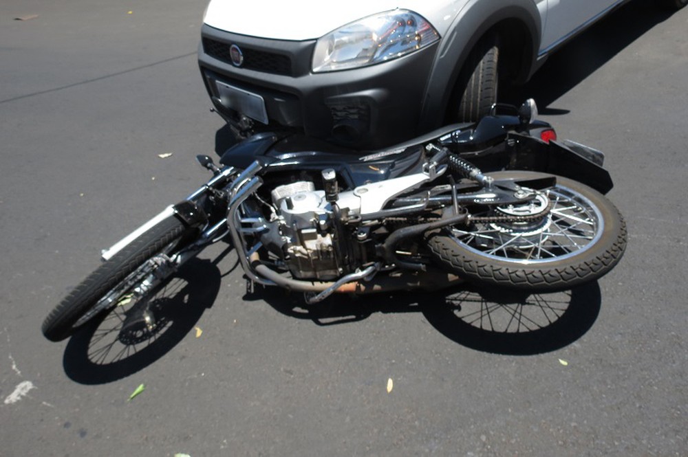 Colisão deixa motociclista ferido em cruzamento na Vila Barros, em Dracena