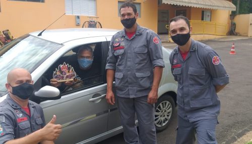 Corpo de Bombeiros de Adamantina comemora o Dia do Veterano com drive thru