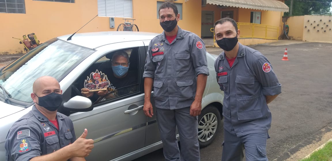 Corpo de Bombeiros de Adamantina comemora o Dia do Veterano com drive thru