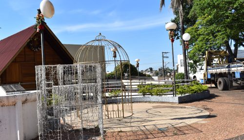 Enfeites de Natal começam a ser instalados em Adamantina