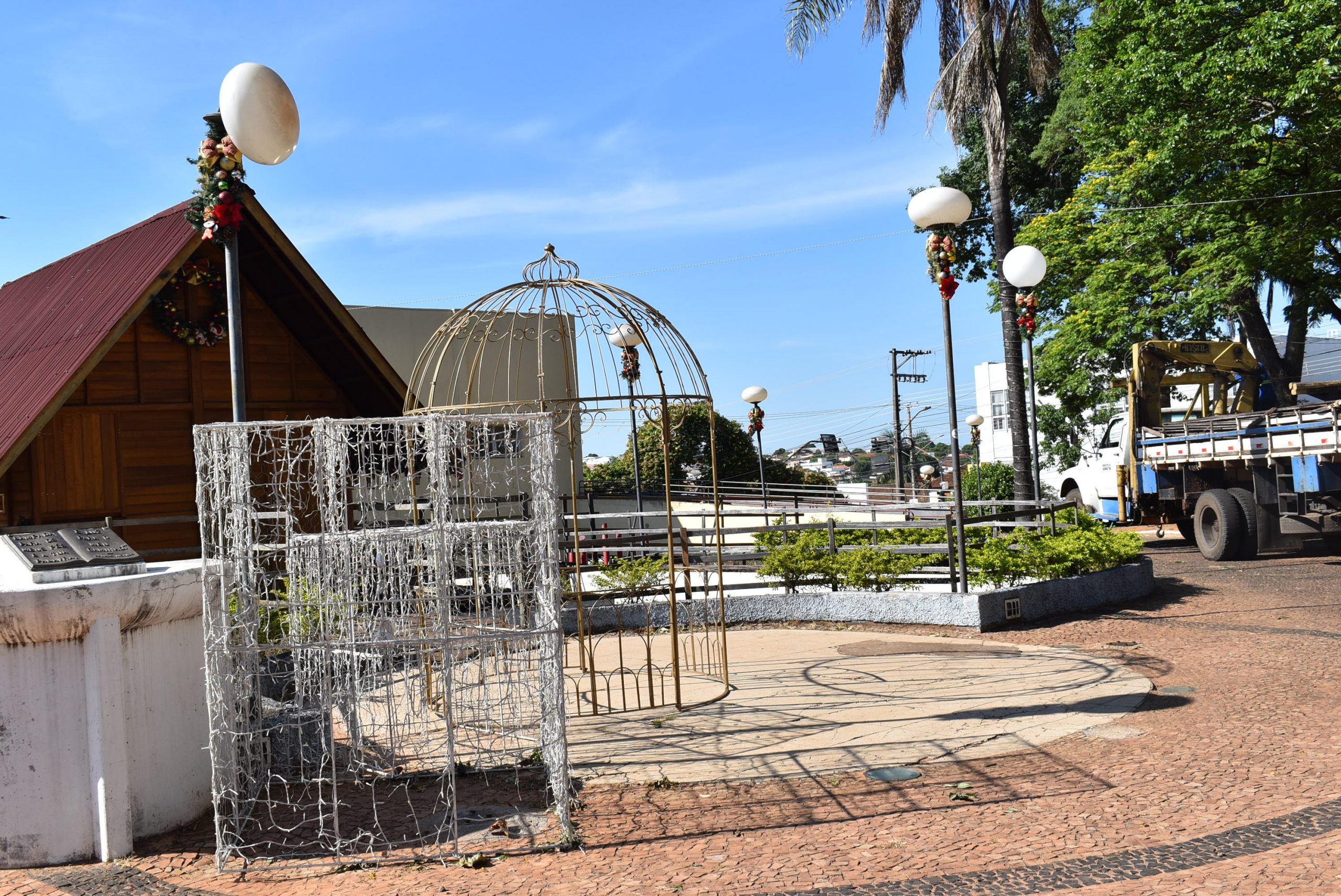 Enfeites de Natal começam a ser instalados em Adamantina