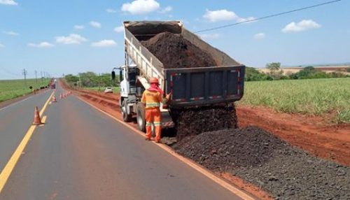 Eixo SP corrige desnível na SP 294, em Adamantina