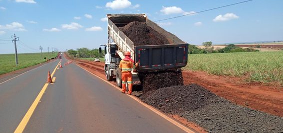 Eixo SP corrige desnível na SP 294, em Adamantina
