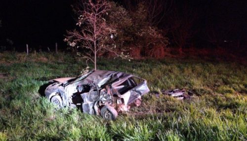 Casal sai praticamente ileso de acidente que destruiu carro