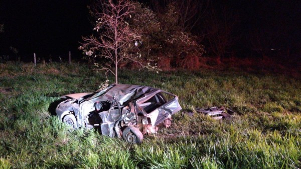 Casal sai praticamente ileso de acidente que destruiu carro