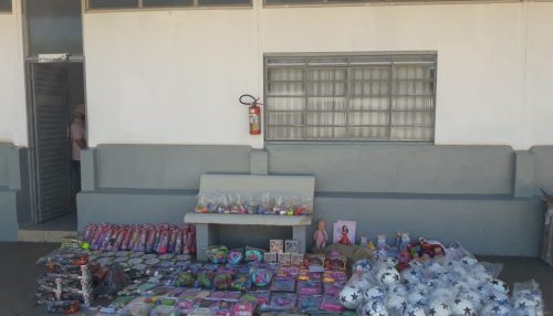 Escola de Formação de Soldados de Junqueirópolis entrega brinquedos para Paróquia, que serão doados a crianças