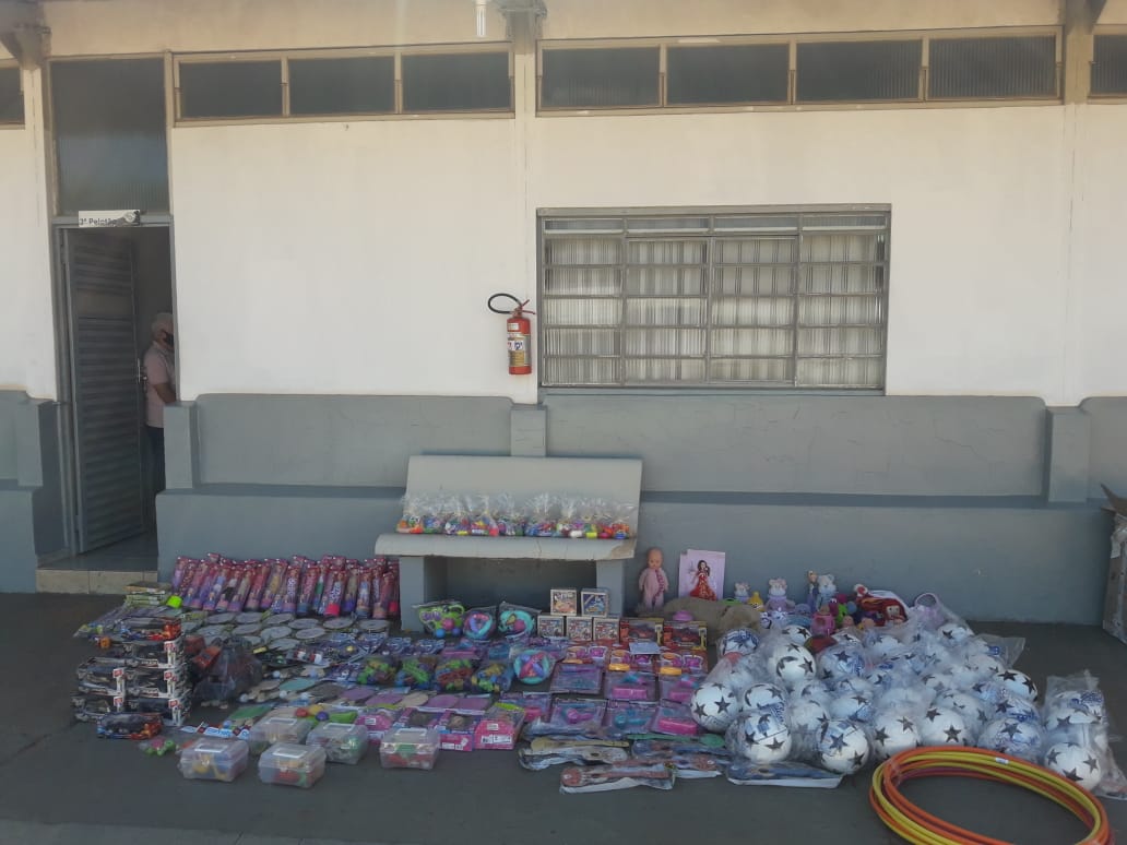 Escola de Formação de Soldados de Junqueirópolis entrega brinquedos para Paróquia, que serão doados a crianças