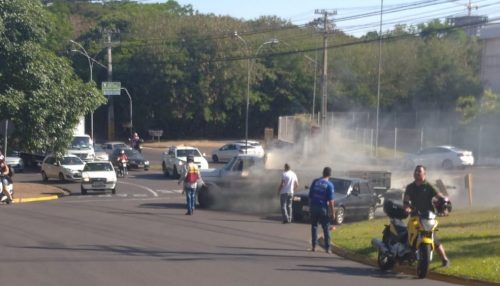 Caminhão perde freio, desce de ré em rotatória e bate em carro em Presidente Prudente