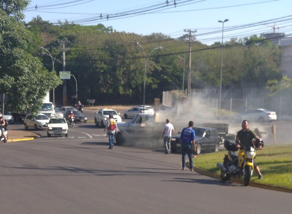Caminhão perde freio, desce de ré em rotatória e bate em carro em Presidente Prudente
