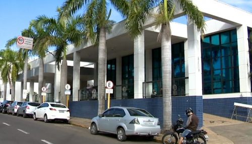 Menino de 2 anos cai de janela de apartamento no primeiro andar, em Presidente Prudente