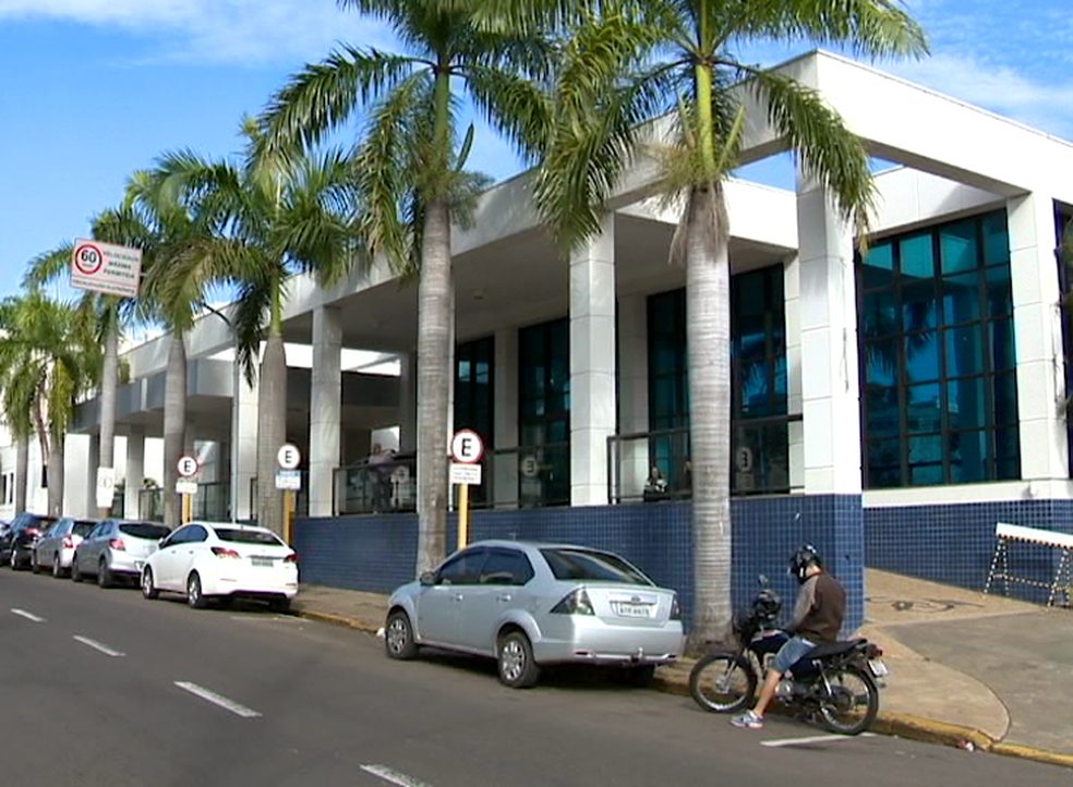Menino de 2 anos cai de janela de apartamento no primeiro andar, em Presidente Prudente