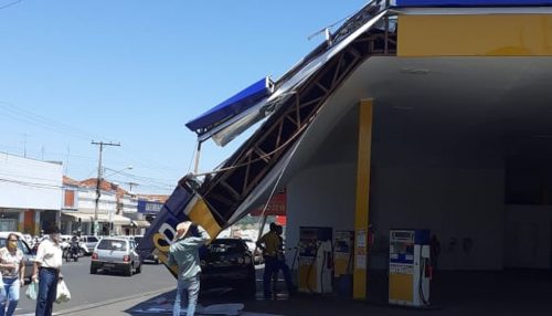 Parte de cobertura de posto de combustíveis desaba no Centro de Junqueirópolis