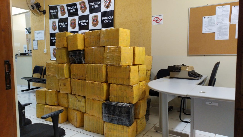 Fiscalização apreende quase 2 toneladas de maconha escondidas embaixo de carga de cebola em Alfredo Marcondes