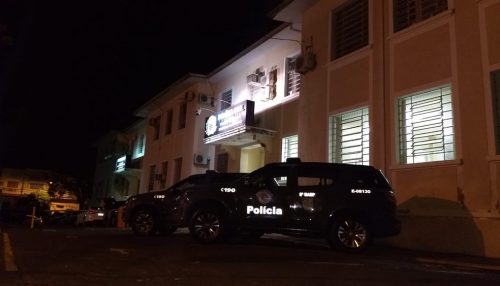 Bandidos armados assaltam residência durante a madrugada, enquanto casal de jovens dormia, em Presidente Prudente