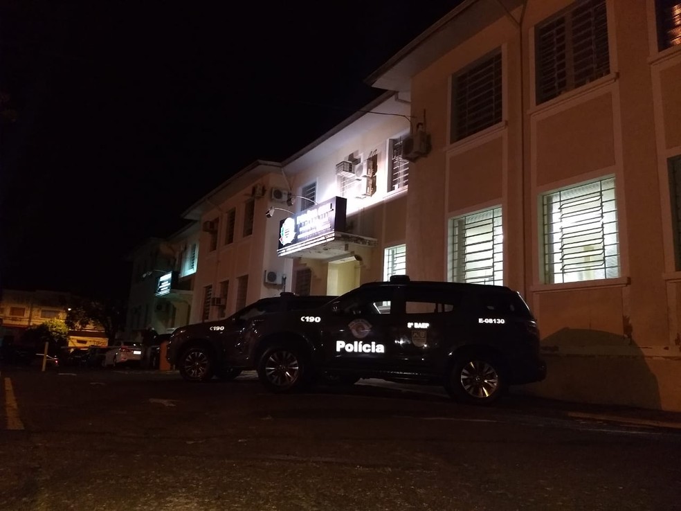 Bandidos armados assaltam residência durante a madrugada, enquanto casal de jovens dormia, em Presidente Prudente