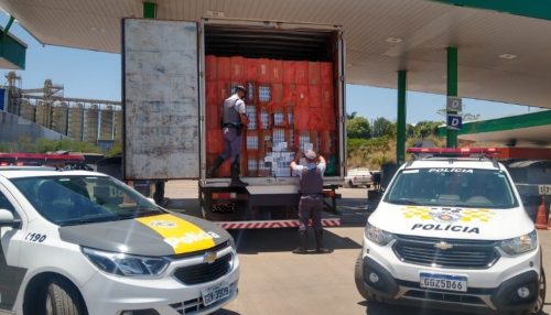 Carga de cigarros contrabandeados é apreendida pela Polícia Rodoviária na Rodovia Raposo Tavares