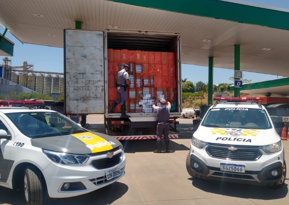 Carga de cigarros contrabandeados é apreendida pela Polícia Rodoviária na Rodovia Raposo Tavares