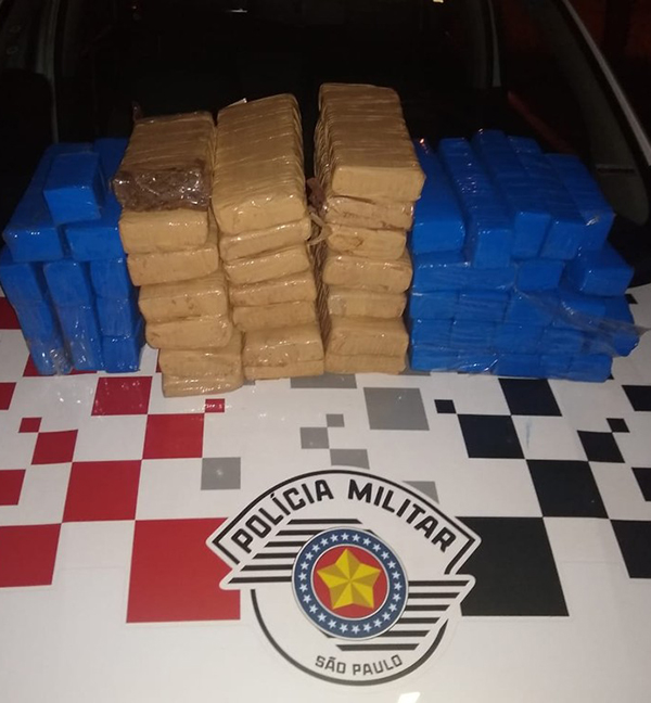 Polícia Militar prende casal com 34kg de maconha