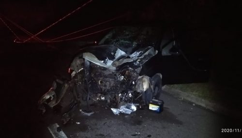 Colisão entre carro e poste é registrada na Avenida Juscelino Kubitschek