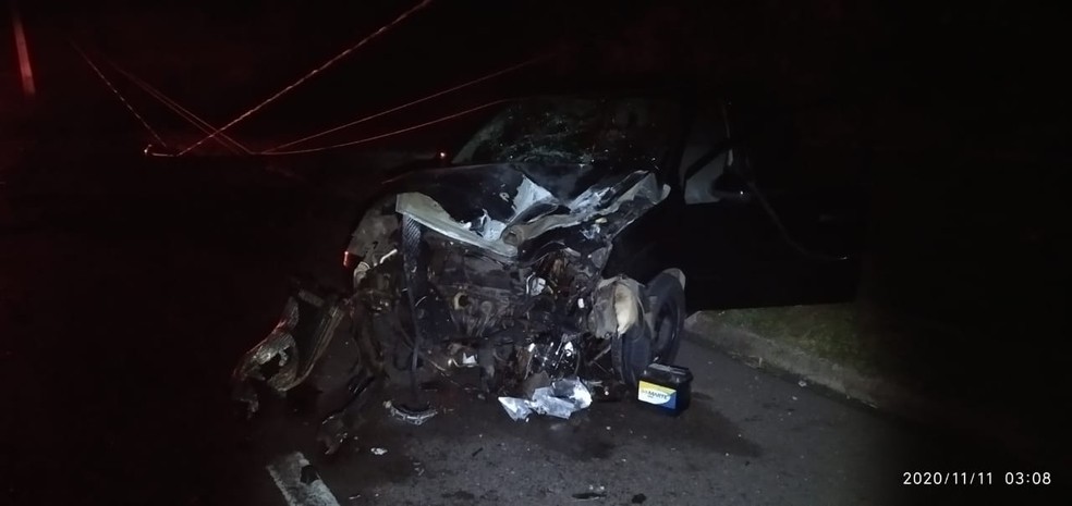 Colisão entre carro e poste é registrada na Avenida Juscelino Kubitschek