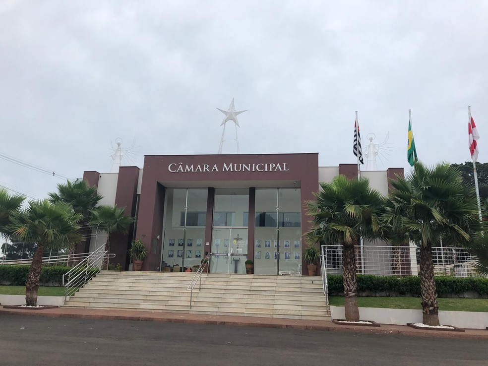 Homem morre ao cair de altura de 8 metros durante instalação de enfeites de Natal na Câmara de Regente Feijó