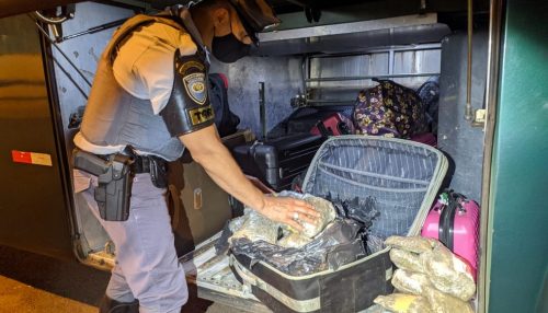 Jovem é presa após ser flagrada com 11 kg de skank escondidos em mala no bagageiro de ônibus na SP-270