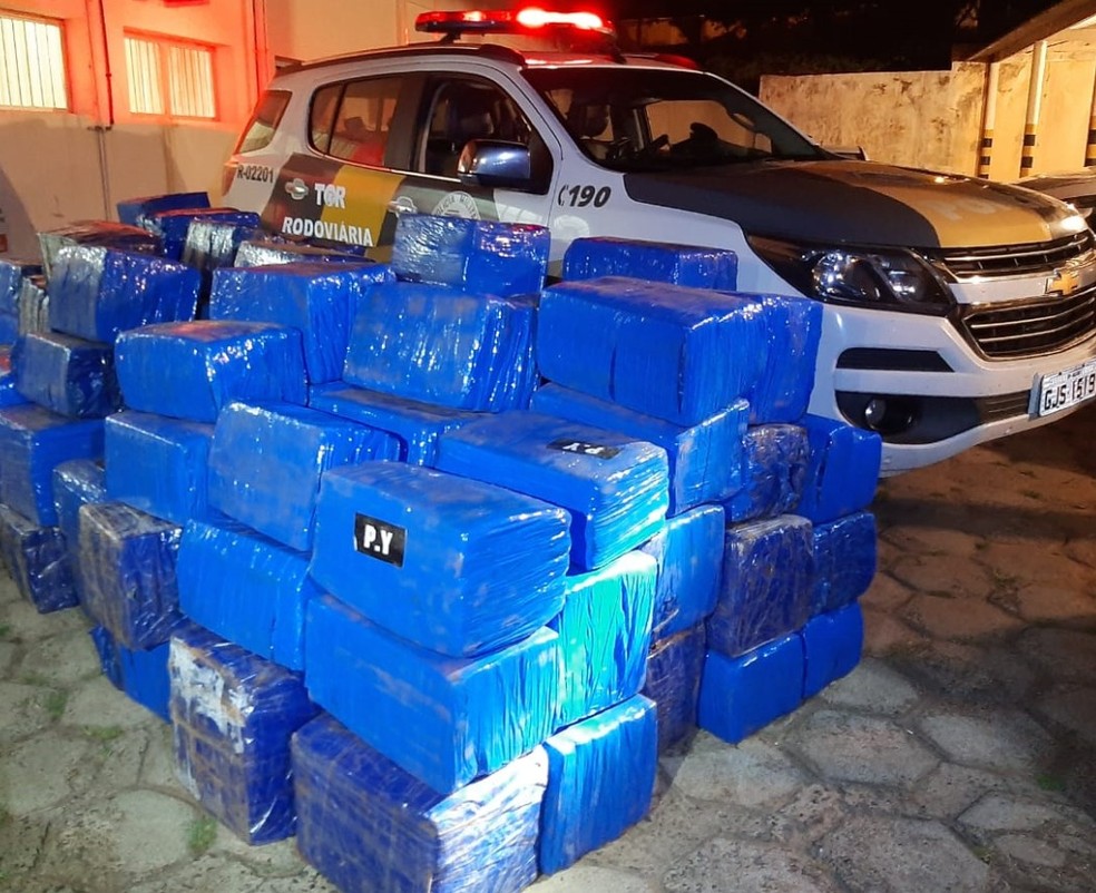Abordagem policial em Pirapozinho resulta na apreensão de quase 3 toneladas de maconha