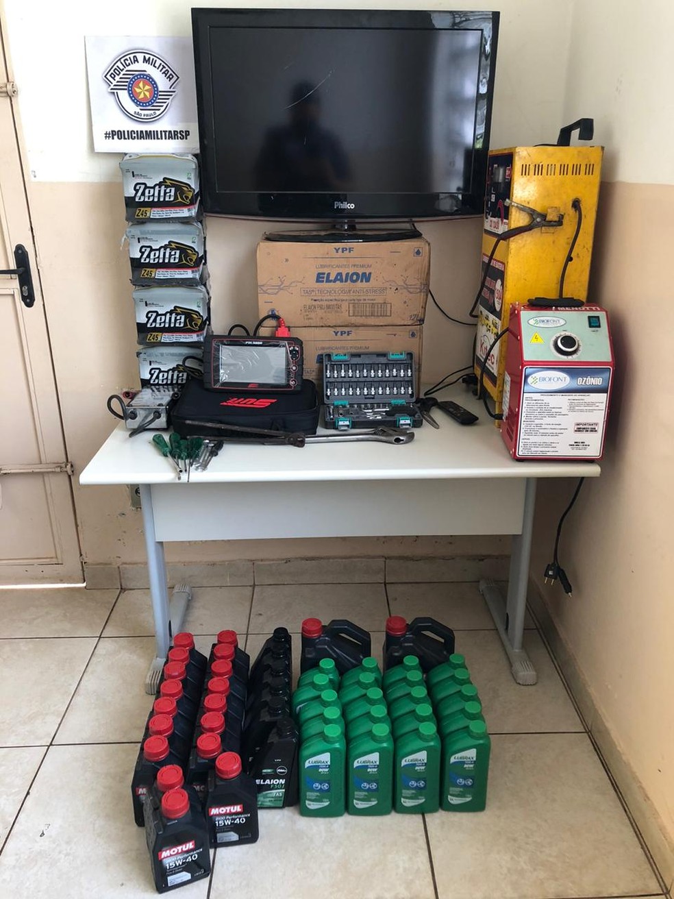 Dupla é vista com produtos furtados de oficina mecânica e acaba presa pela Polícia Militar