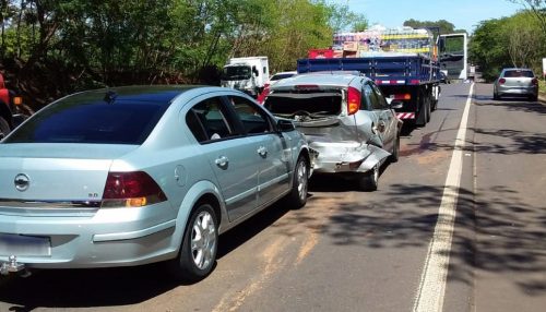 Engavetamento com quatro veículos deixa três pessoas feridas na SP-294, em Junqueirópolis