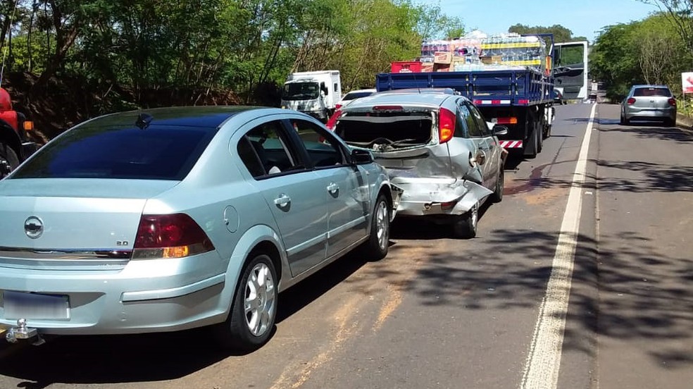 Engavetamento com quatro veículos deixa três pessoas feridas na SP-294, em Junqueirópolis