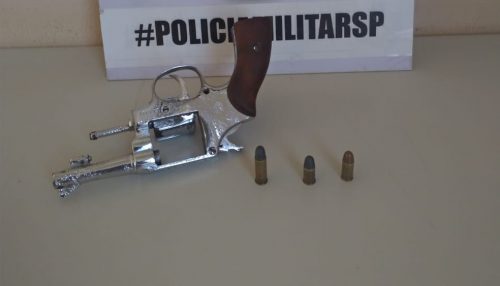 Após fiscalização em veículo, PM apreende arma de fogo e munições escondidas em caixa de som