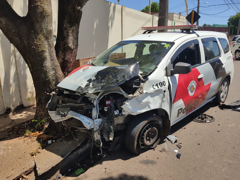 Viatura da PM se envolve em acidente de trânsito na Avenida Juscelino Kubitschek, em Presidente Prudente