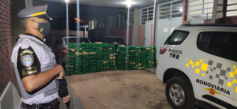 Fiscalização apreende quase 700 kg de maconha e dois homens acabam presos por tráfico em Teodoro Sampaio