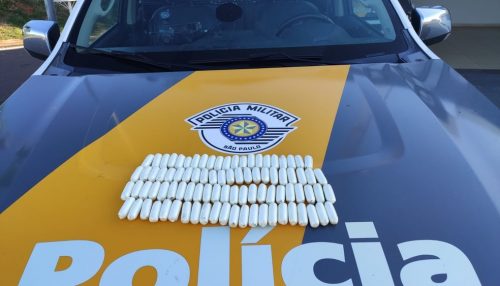 Fiscalização apreende cápsulas de cocaína escondidas em mochila de passageiro de ônibus na SP-270